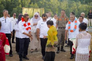 Penanaman Batu Pertama, Bupati Ikram Komitmen Bangun Gereja Dusun Lopong